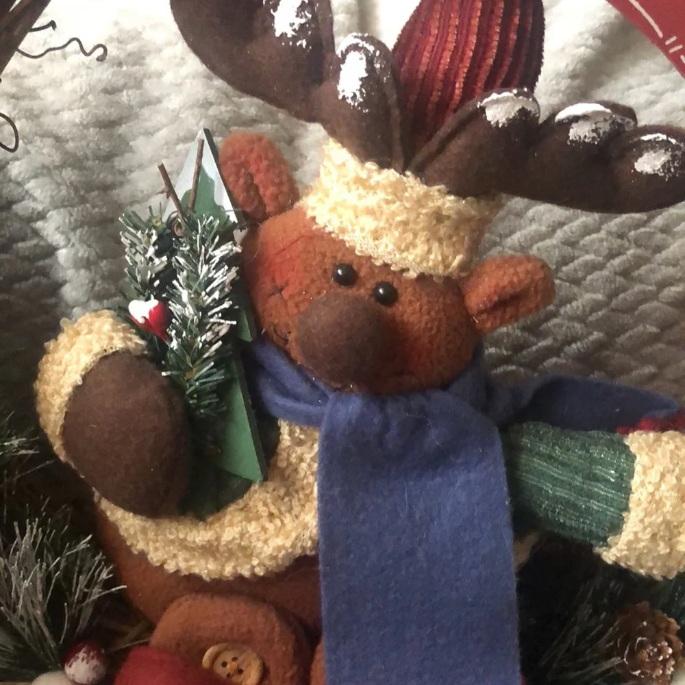Vintage Christmas Moose 14 “Wreath. Very sturdy & well made. Gently used.